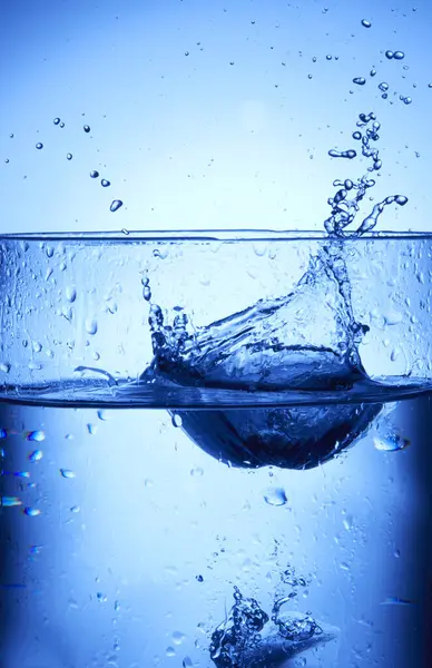 Beyaz arkaplanda kabarcıklar olan su sıçraması