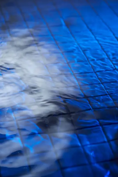 Soyut mavi su yüzeyi