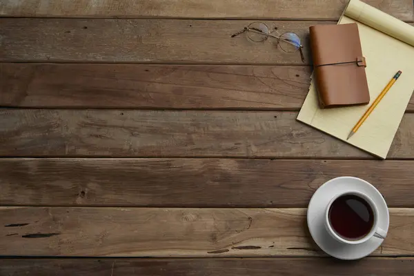 Kahve fincanı ve masadaki kitap