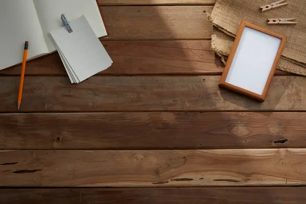 Boş defter, akıllı telefon, kalem ve kalem masa üzerinde fotokopi alanı. Model yap, üst görünüm, düz yat.