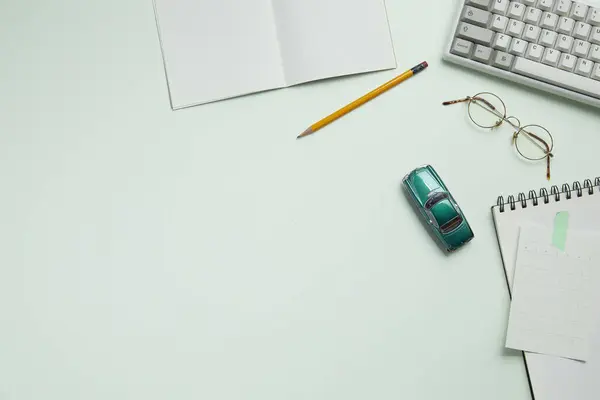 Dizüstü bilgisayarı ve not defteri olan düz bir ofis masası. Metnin için boşluk