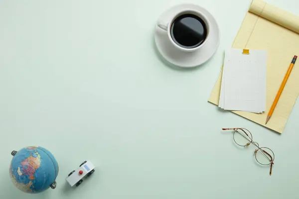 Beyaz arka planda kahve fincanı olan düz bir kompozisyon. Metin için boşluk