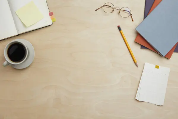 Ofis masası, malzeme, not defteri ve fotokopi alanı. Kopyalama alanı olan üst görünüm.