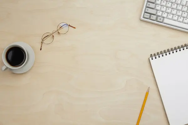 Bilgisayarlı iş yerinin üst görünümü