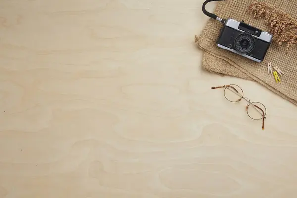 Metin için fotokopi alanı olan kamera, gözlük ve not defterinin üst görünümü