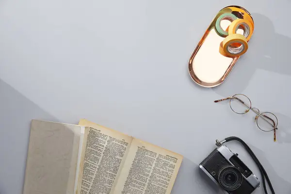 Eski tarz kamera ve tahta arka planda gözlük.