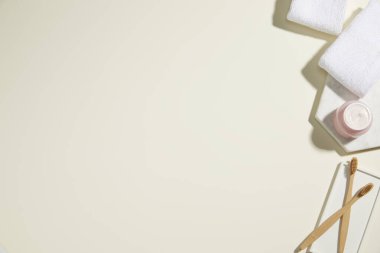 Renkli arka planda kozmetik ürünleri olan düz konum. Metin için boşluk.