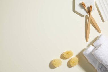 Açık arkaplanda spa aksesuarları olan kompozisyon.