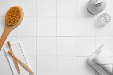 Banyodaki aksesuarların bembeyaz ahşap masada, düz yerde. Metin için boşluk.