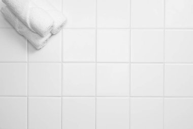 Beyaz banyo arka planında beyaz seramik fayanslar.