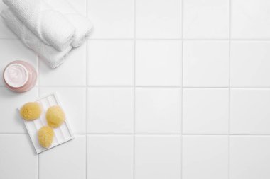 Beyaz arka planda spa malzemeleri seti.