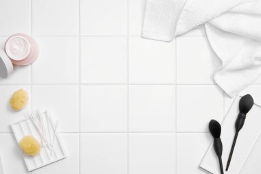 Banyo aksesuarlarıyla düz konum, metin için boşluk.