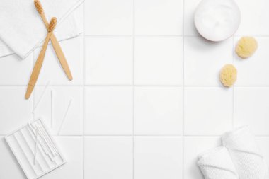 Beyaz ahşap arkaplan üzerine yazı yazmak için spa aksesuarları ve yeri olan düz konum. en üstteki görünüm.