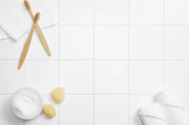 Hafif arkaplanda banyo aksesuarlarının bileşimi.