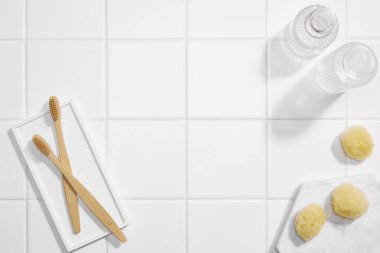 Pişirme arka planı. Mutfak aletleri beyaz mutfak masasında. en üstteki görünüm.