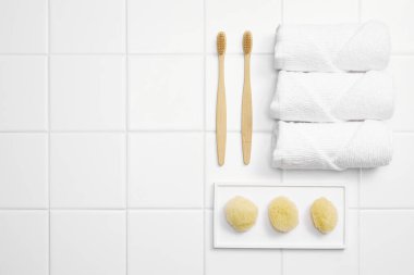 beyaz mermer zemin üzerinde havlu, fırça ve sabun ile düz konum.