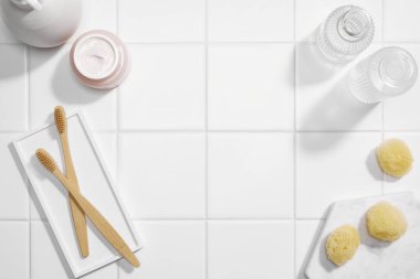 Beyaz kâse, fincan, süt, şeker ve mermer zemin üzerinde merdane..