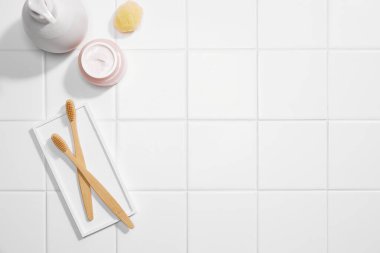 Beyaz arka planda lezzetli çay ve malzemelerle bezenmiş kompozisyon.