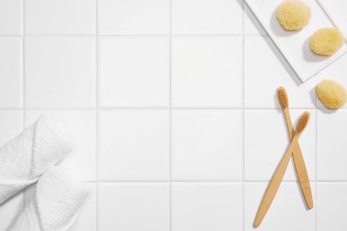 Beyaz arka planda banyo fırçaları ve pamuk pedlerle kompozisyon.
