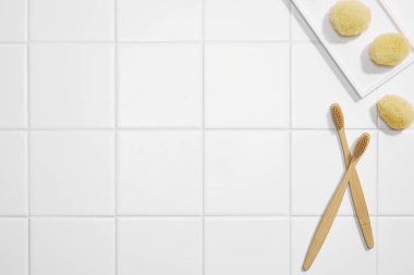 Hafif arkaplanda banyo aksesuarları ile kompozisyon.