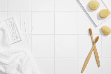 Havlu, banyo aksesuarları ve fırçalarla kompozisyon, açık arkaplan, metin için boşluk.