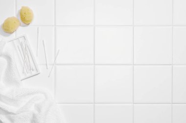 Beyaz arka planda havluları olan düz bir kompozisyon. Metin için boşluk.