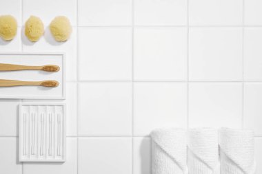 Beyaz arkaplanda temizlik malzemeleri seti.