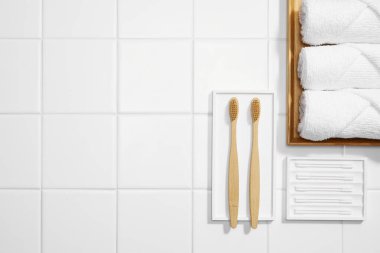 Banyo aksesuarlarıyla kompozisyon.