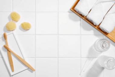 Beyaz arkaplanda temizlik için ayarlandı.