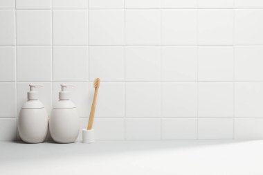 Banyoda beyaz sabun ve havlu var..