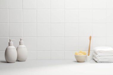 Temiz banyo, beyaz fayanslar ve sabun..