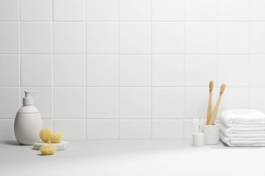 Minimalist Banyo Esasları Doğal Işık ve Ahşap Aksanlı.