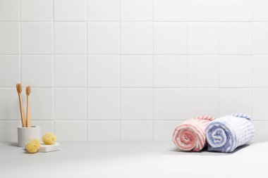 beyaz arka planda modern temiz mutfak aksesuarları.