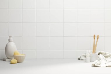 Beyaz arka planda aksesuarları olan modern temiz banyo..