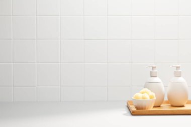 Beyaz duvarlı modern banyo..
