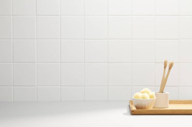 Beyaz seramik fayanslı mutfak masası..