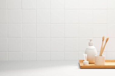 Beyaz seramik kaseli boş banyo, lavabo, sabun ve beyaz havlu beyaz arka planda, kopyalama alanı.