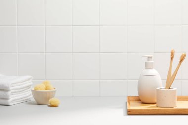 Banyo aksesuarları ve aksesuarlar ahşap masada. en üstteki görünüm.