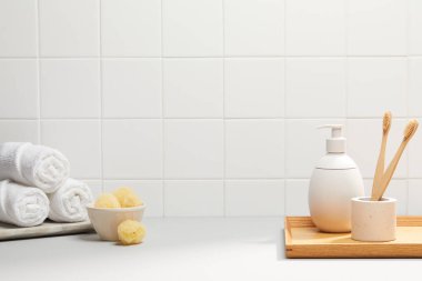 Beyaz havlular, banyo aksesuarları ve sabunlu modern banyo iç tasarımı. maket yap.