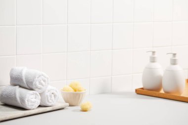 Tuvaletteki masanın üzerinde spa aksesuarları olan bir kompozisyon. Metin için boşluk.