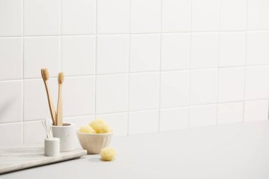 Mutfak aletleri beyaz seramik kasede..