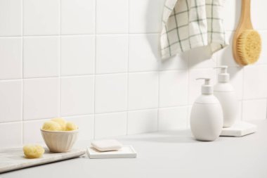 Mutfak aletleri beyaz kasede..