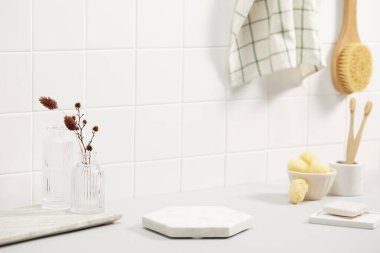 Modern temiz beyaz mutfak tezgahı.