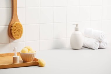 modern banyo lavabosu sabun ve süngerle banyoda..