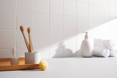 Beyaz bir duvarda beyaz seramik banyo aksesuarları.