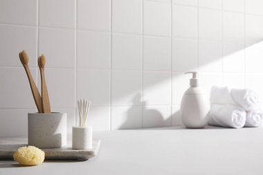 Minimalist Banyo Esasları Doğal Işık ve Ahşap Aksanlı.