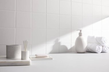 Beyaz Küvetli modern banyo iç.