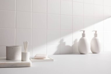 Modern banyo lavabo ve ayna ile iç. 