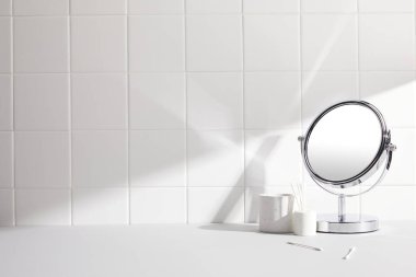 Modern banyo içi boş beyaz ayna ve beyaz seramik lavabo.