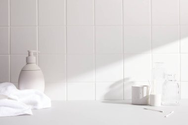 Boş beyaz banyo içi havlu, lavabo ve aynayla dolu..